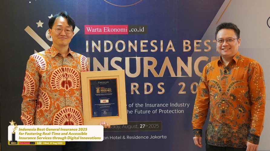A couple of men holding a plaque
AI-generated content may be incorrect.