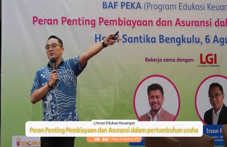 A person standing in front of a banner
Description automatically generated
